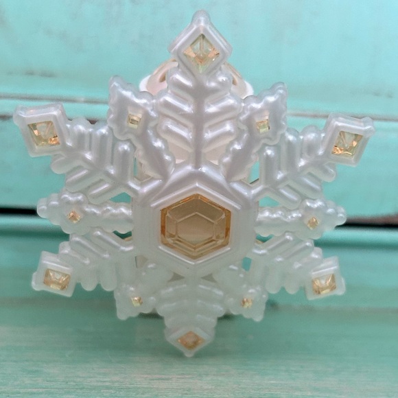 Bath and Body Works Gold and Cream Winter Snowflake Wallflower Plug In - Picture 8 of 8